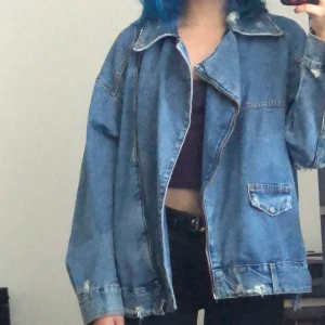 Jeans jacka med tryck på rygg - En cool oversized jeans jacka från zara som aldrig blivit använd tyvärr :( Den har ett tryck på ryggen och passar väldigt fint! Köpare står för frakt! 