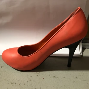Klackar orange - Befintlig skick, använt flera gånger. De är mer oranga än röda. Säljer ett par gula också (kolla min profil). Antingen 75kr/st eller 140 kr för båda