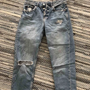  - Hm boyfriend-jeans. Strlk S. Passar mig som är 174 cm lång. 