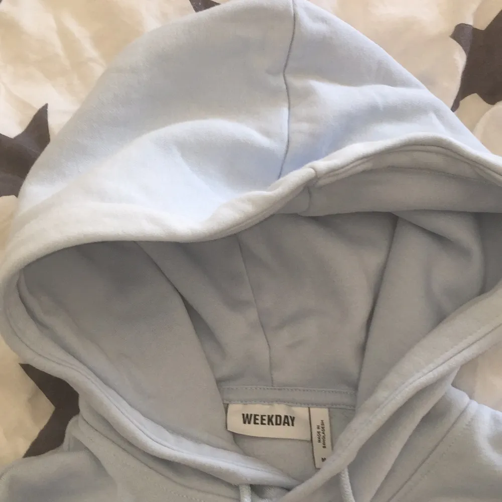 Oversize hoodie ljusblå jättefinfärg storlek M, den är unisex och köpte den på dalande för 500kr. Möts i stockholm. Hoodies.