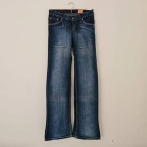 Helt nya blåa bootcut jeans från Levi's som har storlek W26 L34. Fin blå färg och helt oanvända från kartongen. 