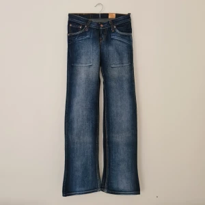 Nya Levi's bootcut jeans - Helt nya blåa bootcut jeans från Levi's som har storlek W26 L34. Fin blå färg och helt oanvända från kartongen. 