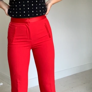 Röda kostymbyxor! - Säljer mina gamla favorit kostym byxor i storlek 34, färgen gör sig inte rättvis på bild, utan det är mer en vinröd färg i verkligheten. Byxorna har fina siden detaljer och sitter så bra på! 150+ frakt står köparen för💕💕