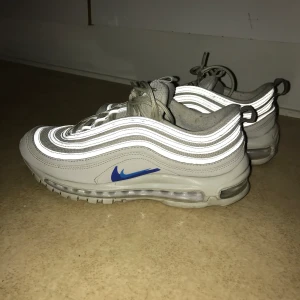 Nike air Max 97 - Som nya, använda 5 eller 6 gånger  Stl 41 Nypris 1949, kartongen för de medföljer