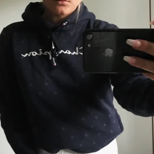 Champion hoodie  - Superfin champion hoodie, knappt använd så därför är den i bra skick. Tröjan ser lite svart ut på bilderna men den är marinblå! Pris går att diskutera. Köparen står för frakten 💕