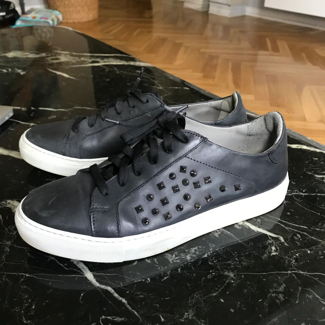 Sneakers med nitar från Rizzo