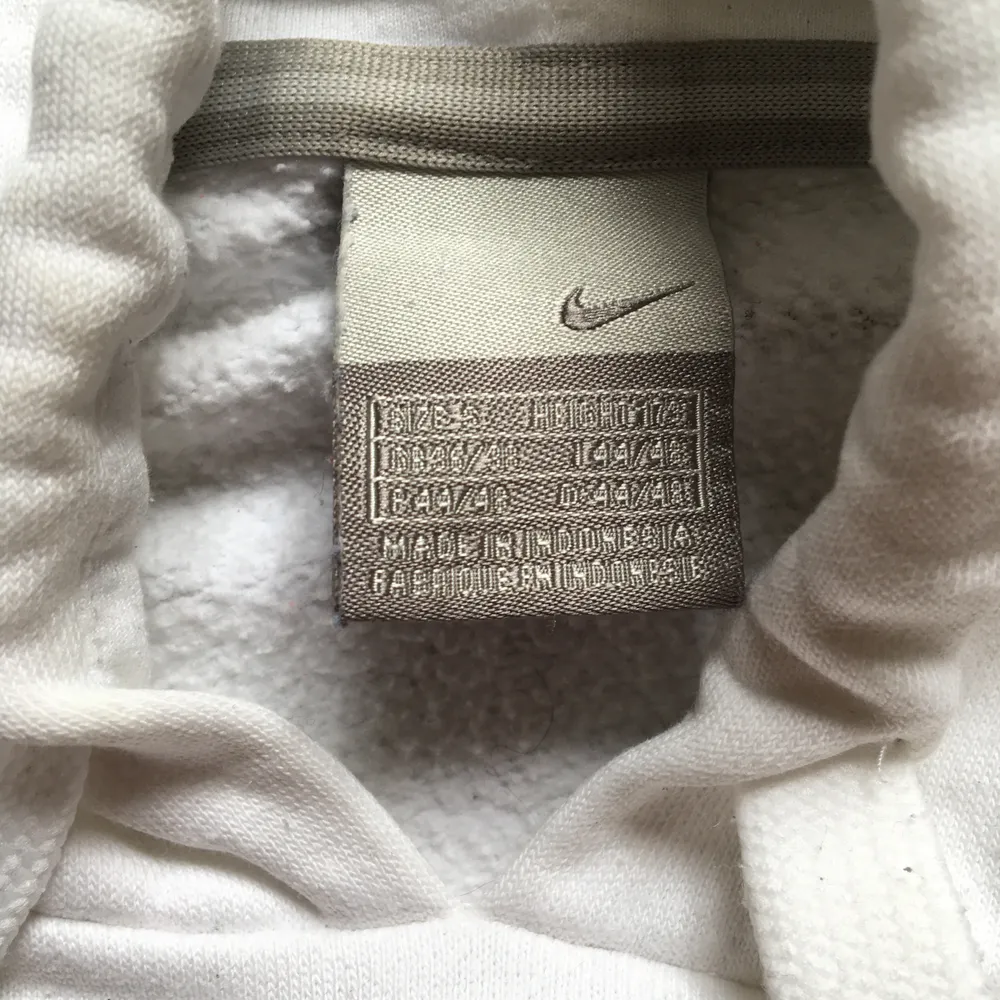 Nike hoodie, vit, oversized. Okej skick, nopprig och använd men ändå okej. Tar 100 Kr + frakten. Buda privat med mig! ””många är intresserade . Hoodies.