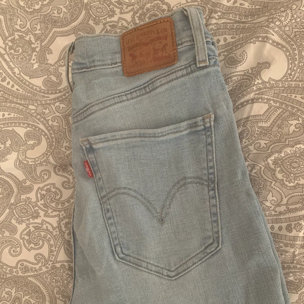 Säljer mina Levi’s jeans, ”high waste-super skinny”, då de inte kommer till användning mer. De är använda me lite defekter, där av det låga priset. Meddela mig för fler bilder, eller passform mm. Nypris: 1199 kr.. Jeans & Byxor.
