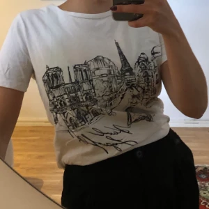 Vit T-shirt Karl Lagerfeld xs - Vit T-shirt inköpt i Florida från Karl Lagerfeld. Fint motiv av Paris på framsidan och i fint skick. Frakt tillkommer✨