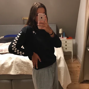 Tjocktröja från vans - Tjocktröjan från vans:) Står att den är i stl L men isf är den väldigt liten i stl😊 tröjan är använd men i fint skick! Pris:55 kr+ frakt (kan även mötas upp i sthlm: nära nacka) 