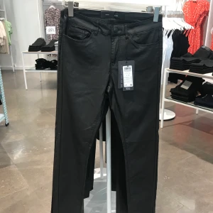 Lack byxor / skinn byxor / läder byxor  - Lack byxor / skinn byxor / läder byxor från VERO MODA. Storlek: XS / L 30, 50 + frakt, kan mötas upp i Stockholm. 🥰 (Bilder från affären.)