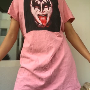 Nattlinne/tshirt - Coolt Kizznattlinne, kan klippas av till en T-shirt om man känner för det😌 som ny! Buda i kommentarerna👇💕