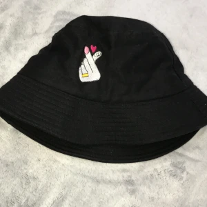  Bucket hat - Priset kan diskuteras! Jätte skön Bucket hat som passar till all stil! Svart med en fin detalj på. Sitter perfekt och åker inte av ifall de blåser. [Kan mötas upp annars står köparen för frakten. Stockholm!]