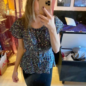  - Underbar figursydd sommarblus i luftigt material som är så snygg! Har haft den i många år men inte fått så mycket användning för den så känns som det är dags att sälja den vidare, men den är så snygg och skön! Du som köper den kommer inte ångra dig. 🌸😍