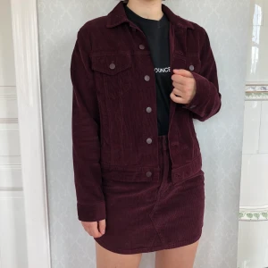 Lila set med jacka och kjol. - Settet är från carlings och är lila gjort av Manchester. Kjolen är i storlek s och jackan är i storlek m. Jackan sälja för 300 och kjolen för 250. Men kan få båda för 500. Frakt ingår