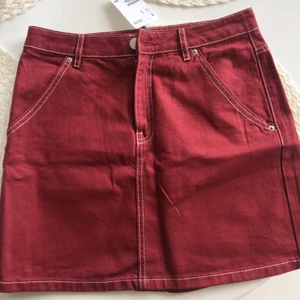 Röd kjol från H&M - Matt Röd kjol från H&M i storlek 36. Superfräscha och aldrig använd, med prislapp kvar. Inköpt i Australien för 30aud = 179kr. Har inte hittat kjolen i Sverige så är rätt unik 🥰 
