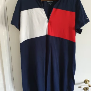 Tommy Hilfiger klänning - Tommy Hilfiger klänning med pike krage i strlk L/XL. Äkta såklart