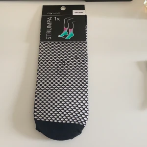 Fisknätsstrumpa - Ett par strumpor i fisknät. De är kvar i förpackningen och är helt nya. Jag säljer de då det inte alls är min stil. De är köpta på Ica Maxi och det är one size så passar alla 