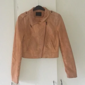 Vero Moda mocka/läder jacka - Säljer min vero Moda jacka i strl M, använt skick 100 kr + frakt