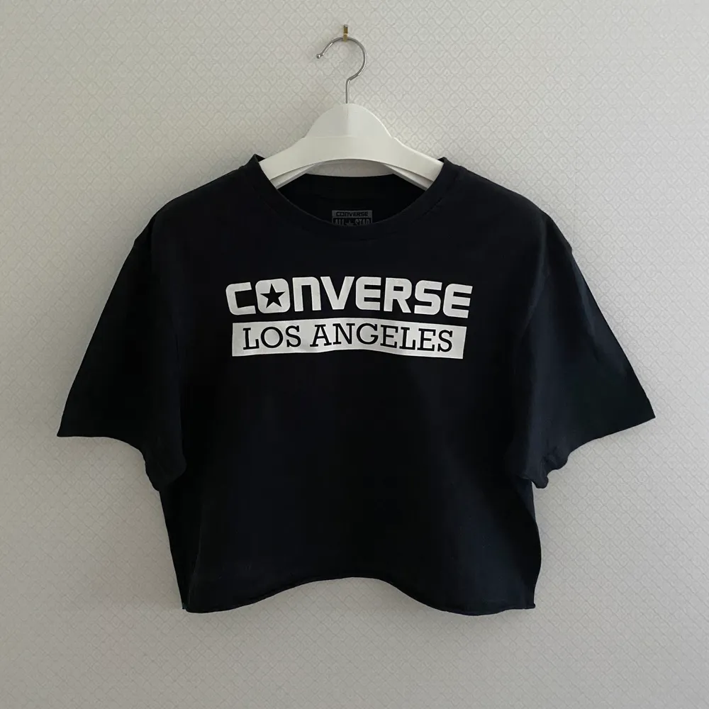 Avklippt svart t-shirt från Converse:) Frakt: 22kr. T-shirts.