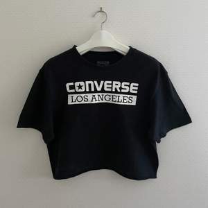 Avklippt svart t-shirt från Converse:) Frakt: 22kr