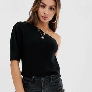 One shoulder topp - Jättefin one shoulder topp från asos som är slutsåld! Önska jag fick mer användning av den då den är riktigt fin🤩🥰  Den passar xs-m skulle jag säga❣️ (lånade bilder)