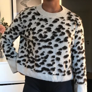 Stickad h&m tröja🐆 - Jätte skön och snygg tröja ifrån h&m som jag köpte för 150:- men säljer den för 70;-🐆🐆