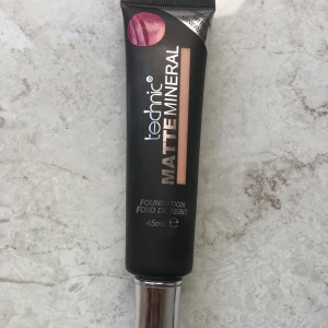 Foundation  - Foundation, Testad 2 gånger bara. Nypris: 230kr +frakt mitt pris: 80kr +11kr frakt