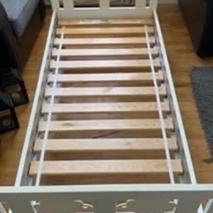 Barn säng  - Hej nu säljer jag min lillebrors säng som är 160cm säng, vi har den knappt ett år det finns madrass också om ni ha mer den, och vi håller på att flytta  vil bli av med den så fort som möjligt madrass kostar 250