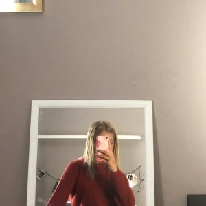 Stickad tröja 🤍 - Jätte fin stickad tröja, säljer då jag köpte den var den lite liten🤍 frakten är gratis, 