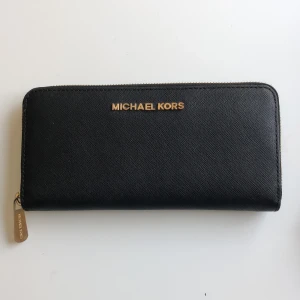 Michael Kors plånbok  - Äkta Michael Kors plånbok. Kan hämtas i Lund eller skickas.