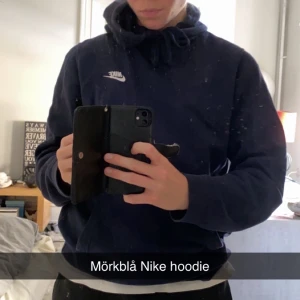 Nike hoodie - Svinsnygg Nike hoodie som är i väldigt bra skick, 9/10 skulle jag säga. Skriv gärna för fler bilder eller vid intresse🤩