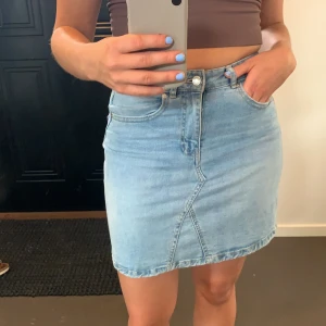 Jeanskjol från Ginatricot  - Jeanskjol i klassisk modell och stretchigt material. SÅ skön!! Passformen ser ni på mig trots 38, men funkar för en 34/36 med då mycket stretchig. Något utsvängd i modellen. Mycket fint skick då använd fåtal gånger.  