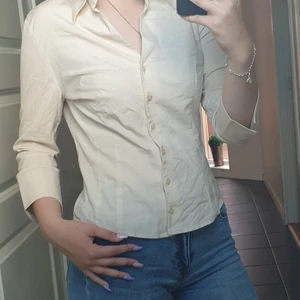 Jätte fin esprit skjorta - En beige esprit skjorta i jätte fint skick. Den är näst intill aldrig använd. Storlek S