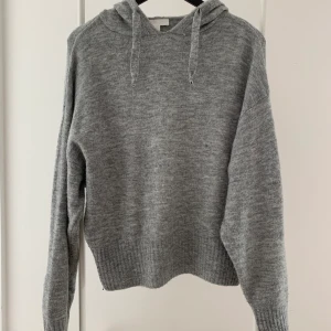 H&M stickad hoodie - Säljer denna gråa stickade hoodie från H&M i storlek S, är jättemjuk och superskönt! (Köparen står för frakt)