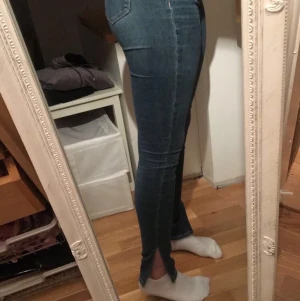 Crocker - Väldigt populära jeans med slit längst ner vid foten. Blir as snyggt när man har skor som tex air force. Dom är väldigt stretchiga. Knappt använda men en liten defekt som syns över fickan på den sista bilden. Priset är ink frakt kostnad🥰💗