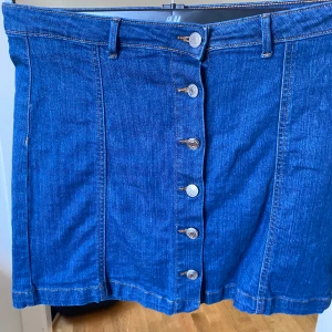 Jeanskjol ö - Jeanskjol köpt för några år sedan från gina. Fint skick. 85 kr inklusive frakt.