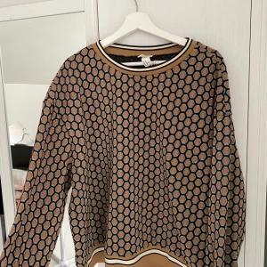Beige tröja - Tunn sweater. Strl 42 men jag är normalt 38/40 och den blir snyggt oversize.