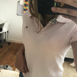 Burrberry tröja - Piké från burrberry (fejk). Supersöt babyrosa som ger en vintage look med det berömda burrberry mönstret. Nypris:299kr💗
