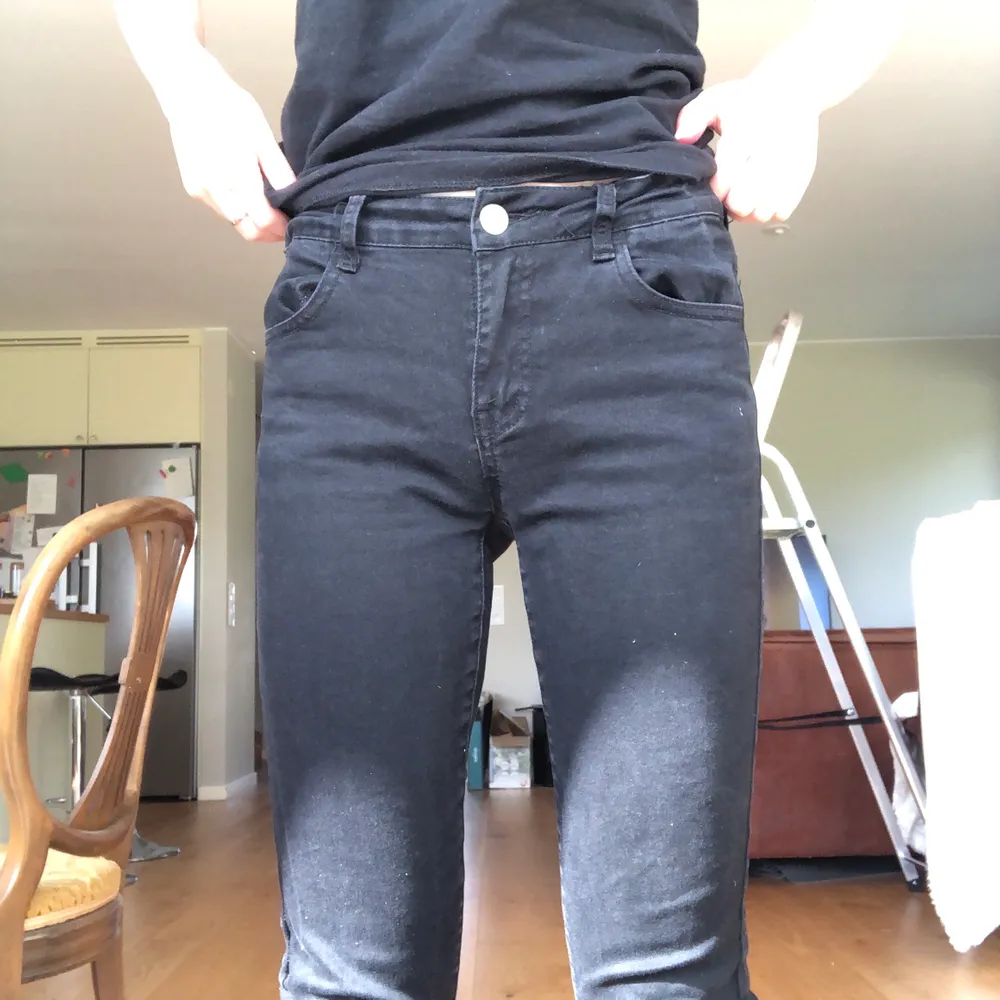 Superfina svarta jeans! Passar up till 168 eftersom byxorna ligger på 95cm! Superfina och är bäst på en XS kanske en liten S! Har haft dem länge och dem har inget speciellt märke! Men är så fin på formen! Inkluderad frakt!. Jeans & Byxor.