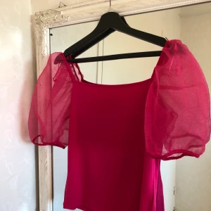 Top från gina tricot - En hotpink top med puffade ärmar från gina tricot.