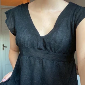 glittrig svart topp - fint skick! står strl m, men passar mig som är s!  kan mötas på söder eller frakta💗