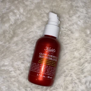 Kiehls - Kiehls ”Glow formula skin hydrater” 50ml. Har använt bara en gång men bra skick. Köpte från kicks för 350 kr säljer 250kr.