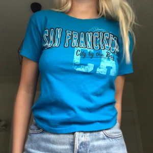 san fransico baby tee - blå second hand baby tee ! frakt ingår.      