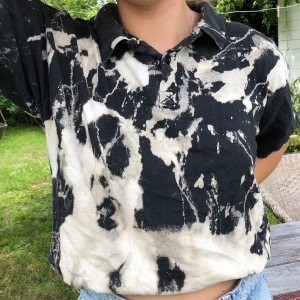 Trendig Tie dye piké likande tröja - Super fin trendig tröja som passar till mycket! Tröjan har två knappar och en krage, och så fin👍🏻💕⚡️😸✨☘️