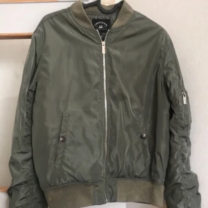 Croker militärgrön bomber jacka  - En ÄKTA crocker militärgrön bomber jacka jag haft på mig 2 gånger, jag köpte den för 1299kr och säljer den för 499kr!!💓 köparen står för frakt 