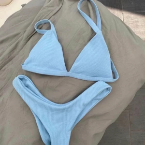 Ljusblå bikini - Superfin bikini i bekvämt material o bra passform!🥰 Har aldrig använt då jag har flera liknande bikinis, strl S men tror att den skulle passa en XS också.