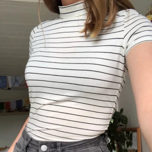 Randig polotröja - Fin knappt använd T-shirt från Monki