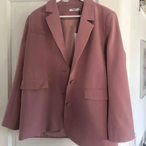  - Gammalrosa blazer från nakd. Helt oanvänd med lapparna kvar. Köptes för 800. Storlek 40 men passar mig som har 36/38 då jag ville ja den oversized. 