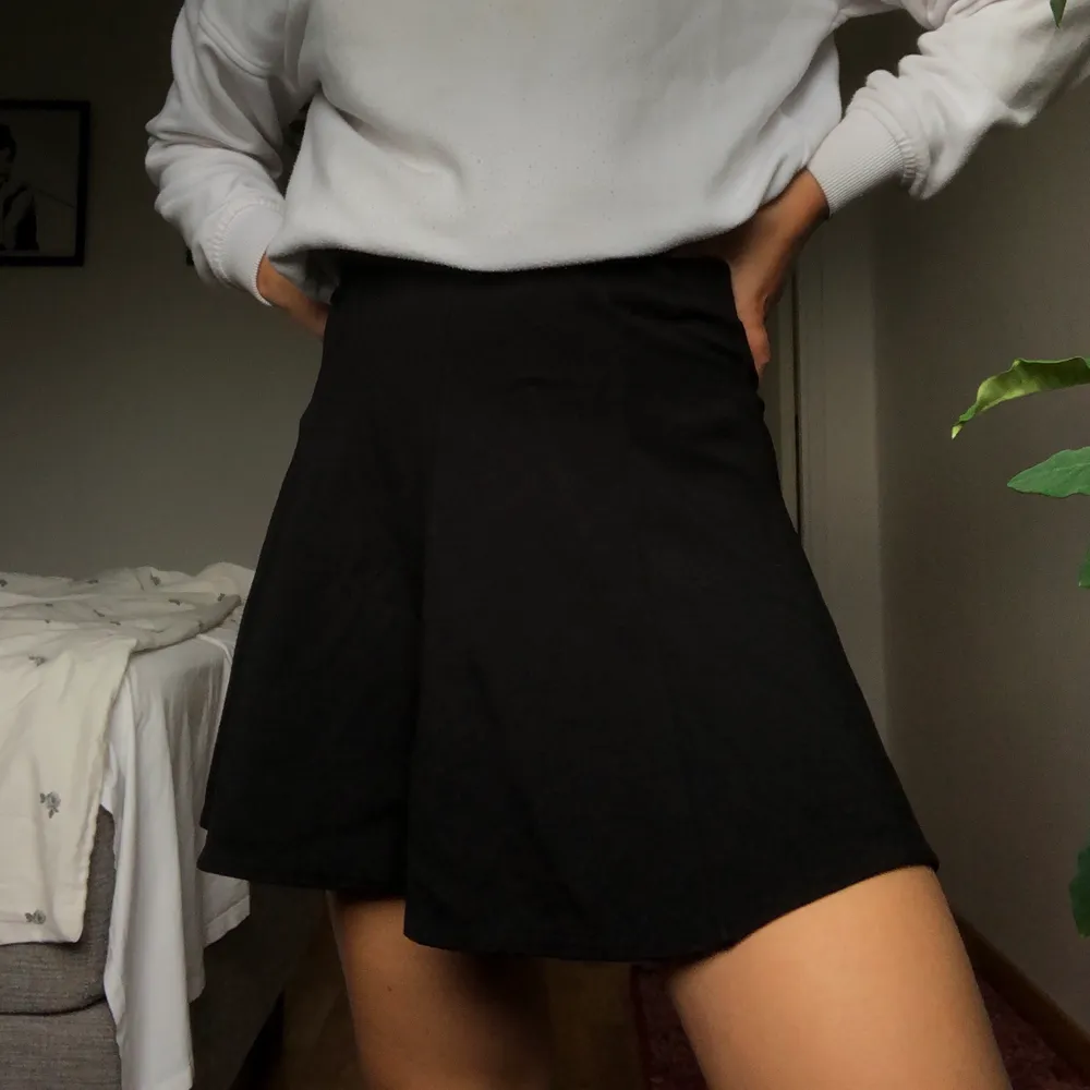 Fin svart kjol i strl S, använd enbart vid ett tillfälle. En fin tenniskjol vilket är modet just nu✨. Kjolar.